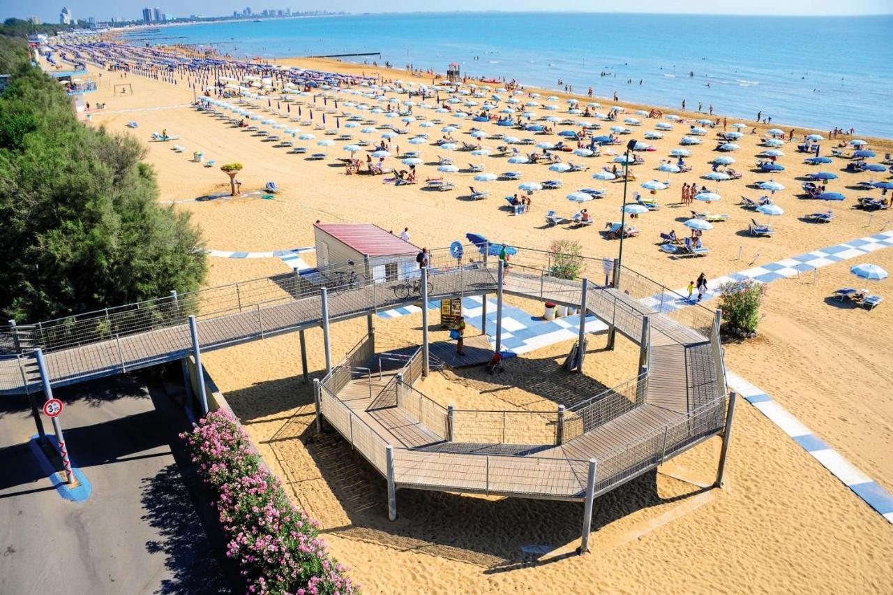 Residenza La Meridiana Lignano Sabbiadoro Bagian luar foto